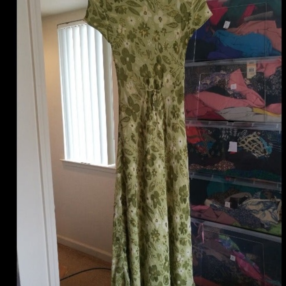 100% silk Laura Ashley maxi dress. Marked size 12 but fits like a s/m